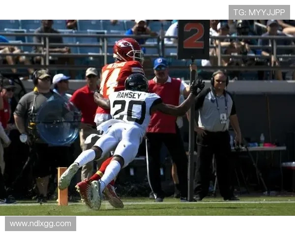 2020年十四周精彩对决乌鸦队与布朗队的激烈比赛回顾与分析